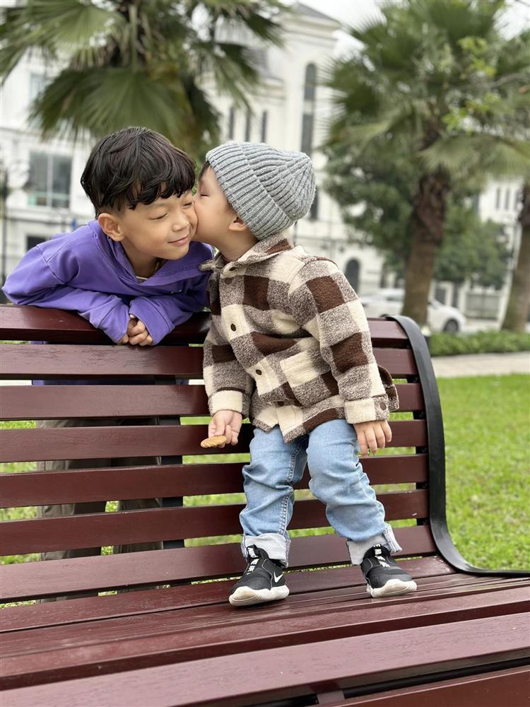 Cậu út nhà Kỳ Hân được gọi là Mạc Hồng Quân thu nhỏ-8