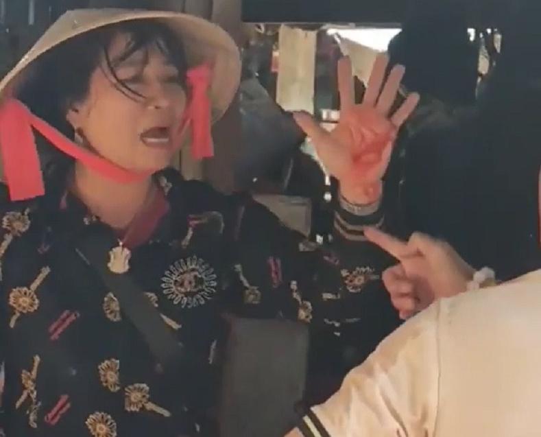 Xôn xao vụ dội nước giữa bà bán cá và BQL chợ gây bão MXH-4