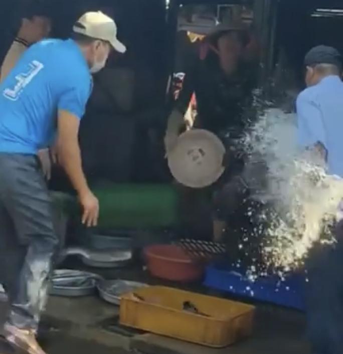 Xôn xao vụ dội nước giữa bà bán cá và BQL chợ gây bão MXH-1