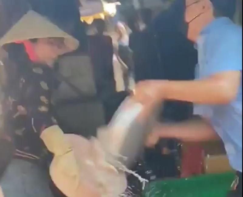 Xôn xao vụ dội nước giữa bà bán cá và BQL chợ gây bão MXH-2