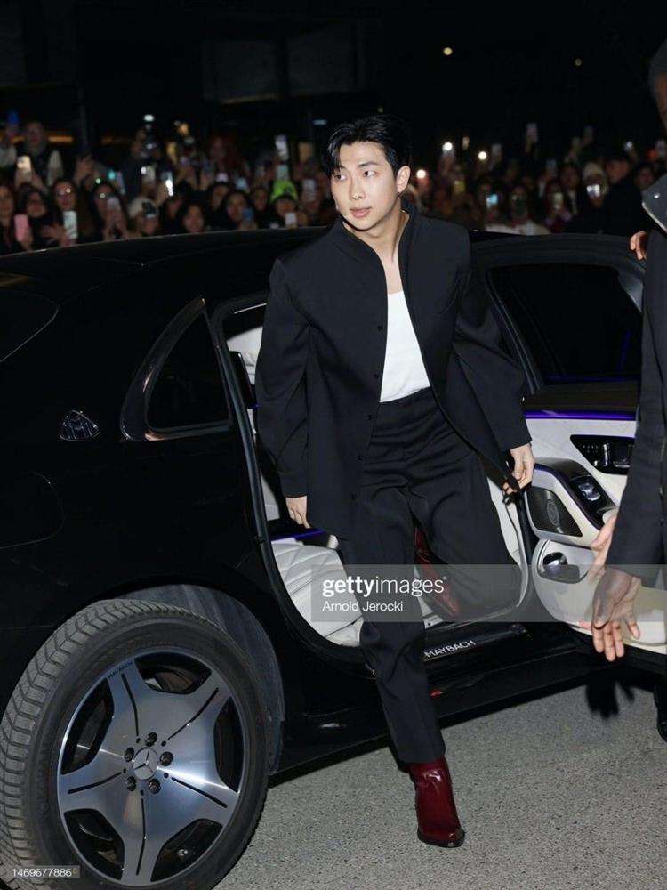 Ảnh không chỉnh sửa của trưởng nhóm RM (BTS) dự show thời trang-2