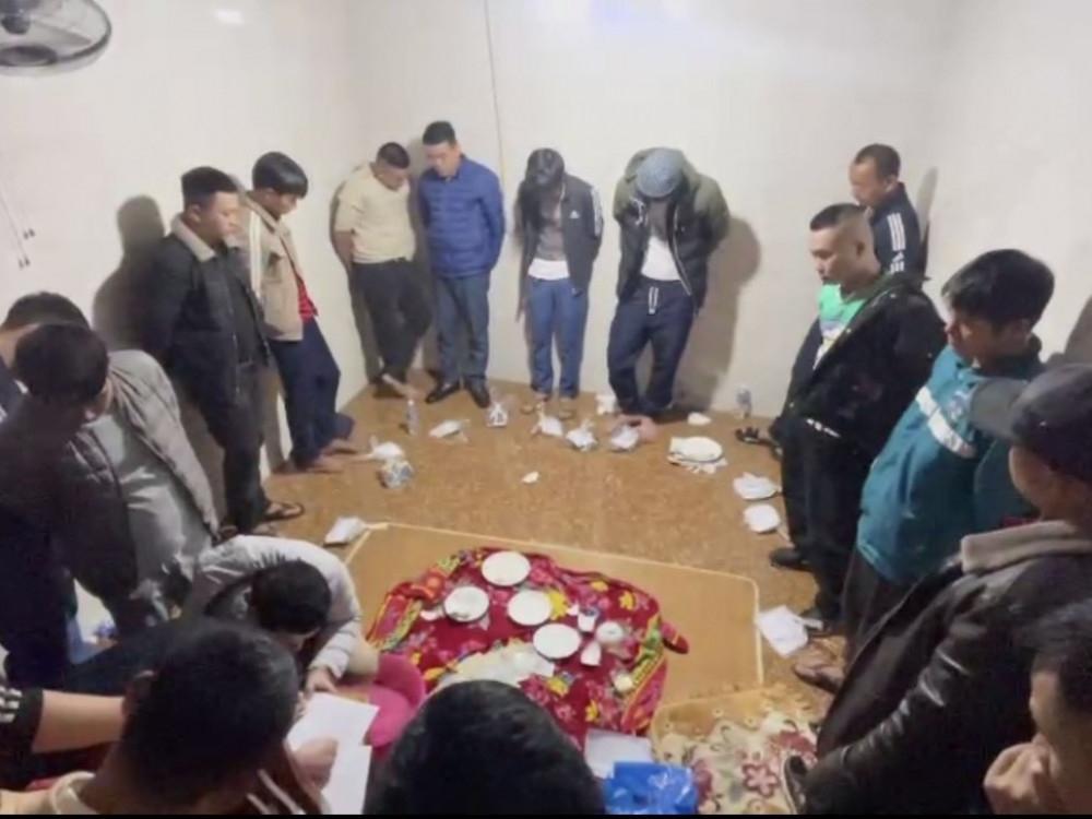 Clip: Công an đột kích sới bạc bịp kịch tính như phim hành động-1