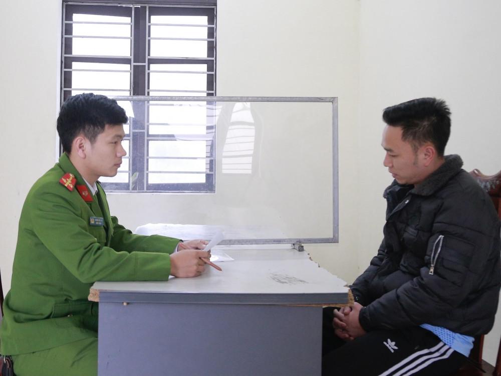 Clip: Công an đột kích sới bạc bịp kịch tính như phim hành động-4