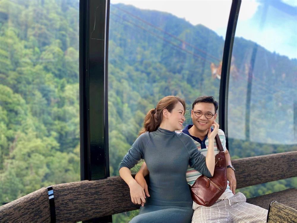 Showbiz Việt ngày 27/2: Mẹ Hà Hồ U70 thực hiện động tác yoga khó-3