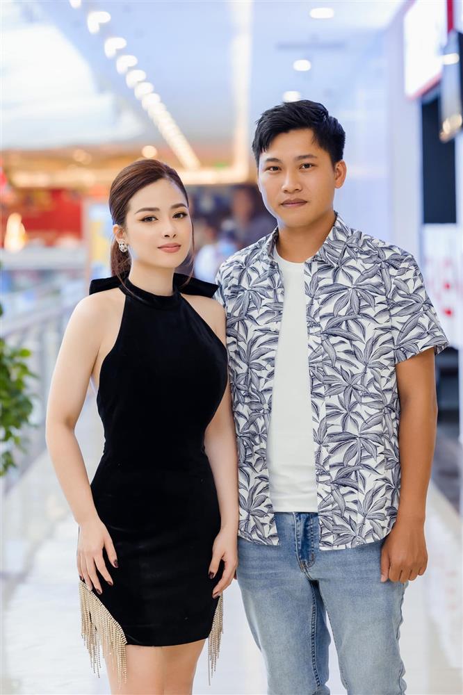 Showbiz Việt ngày 27/2: Mẹ Hà Hồ U70 thực hiện động tác yoga khó-4