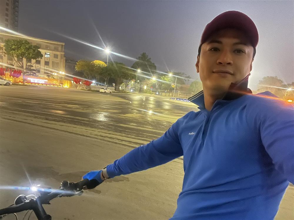 Showbiz Việt ngày 27/2: Mẹ Hà Hồ U70 thực hiện động tác yoga khó-5