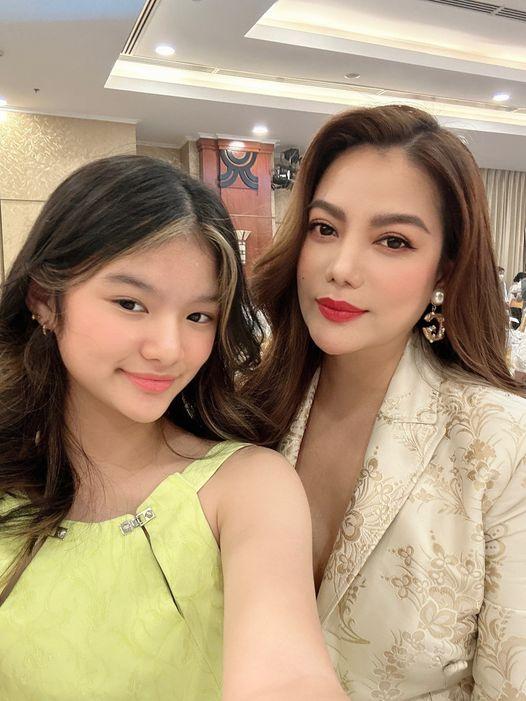 Showbiz Việt ngày 27/2: Mẹ Hà Hồ U70 thực hiện động tác yoga khó-8