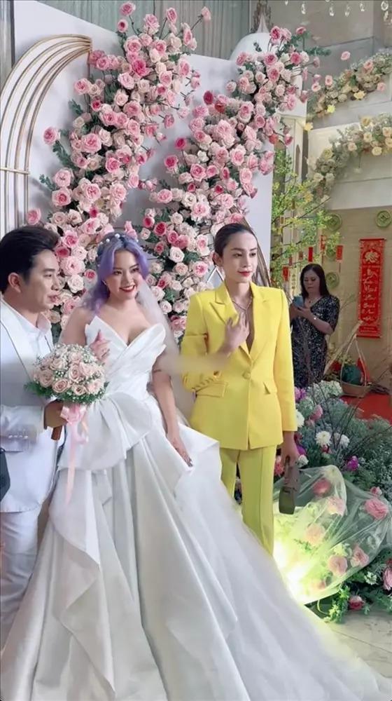 Hòa Minzy nhận điểm 10 vì ăn mặc tinh tế khi đi đám cưới-6
