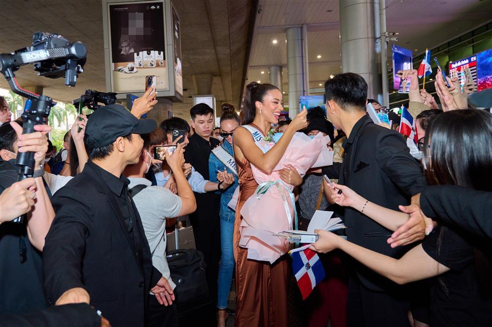 Á hậu 2 từng không thể đi học, nói gì về tân Miss Universe?-3