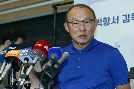 HLV Park Hang-seo chia sẻ trên truyền thông Hàn Quốc: 'Tôi suýt bị một băng nhóm bắt cóc'