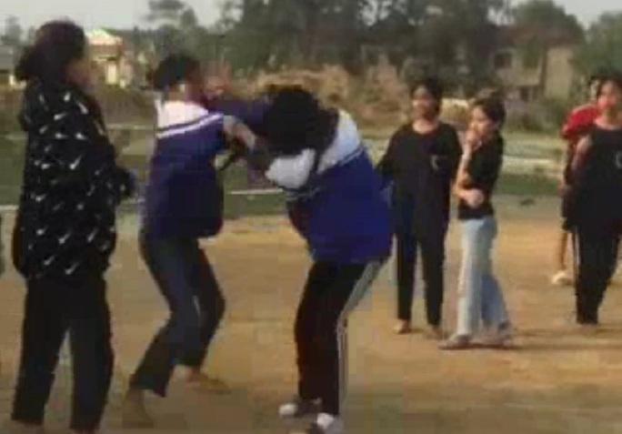 Nữ sinh lớp 6 bị đánh hội đồng, nhiều bạn đứng cổ vũ, hò reo-1