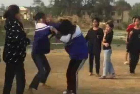 Nữ sinh lớp 6 bị đánh hội đồng, nhiều bạn đứng cổ vũ, hò reo