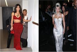 Kim Kardashian phải vịn tường để bước đi vì mặc váy bó