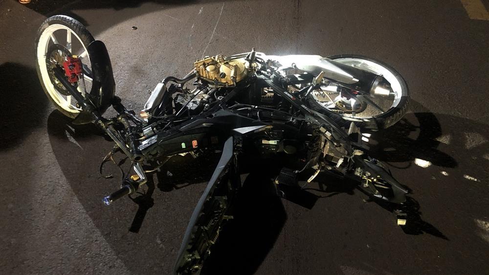 Clip: Livestream chạy xe 141 km/h, bất ngờ té ngã chết tại chỗ-2