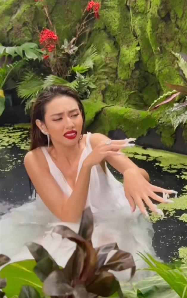 Thùy Tiên thả dáng nuột, hậu trường sóng đánh chạy hú hồn-12