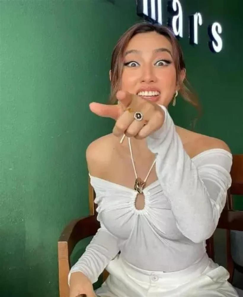 Thùy Tiên thả dáng nuột, hậu trường sóng đánh chạy hú hồn-14