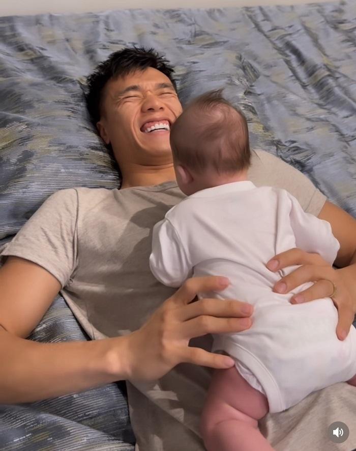 Bùi Tiến Dũng phụ vợ chăm con, quý tử lai Tây ngày càng bụ bẫm-2