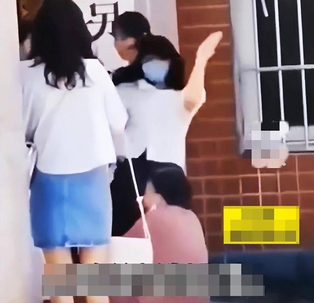 Nghe lời bạn thân ly hôn chồng, người phụ nữ tự tay tát mặt mình-1