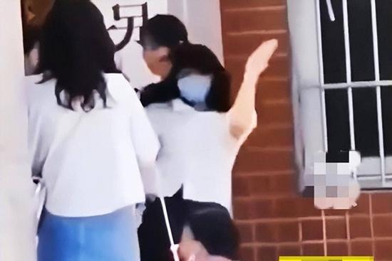 Nghe lời bạn thân ly hôn chồng, người phụ nữ tự tay tát mặt mình