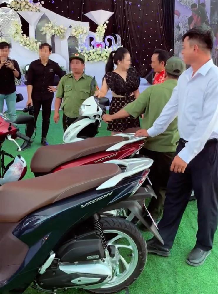 Choáng khách dự đám cưới được tặng vàng, xe máy ở Bình Dương-2