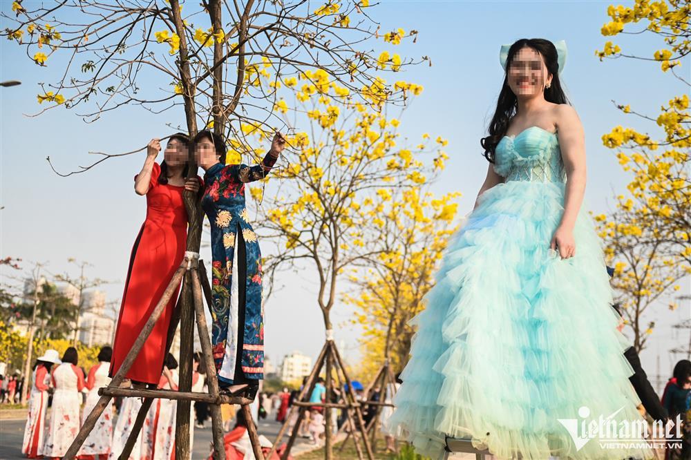 Xỉu ngang ảnh hậu trường chụp ảnh cùng hoa của hội chị em-1