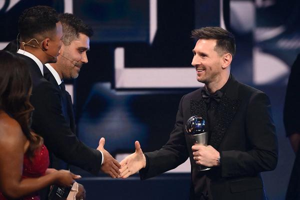 Messi chi 5 tỷ để mua iPhone mạ vàng tặng ĐT Argentina-3