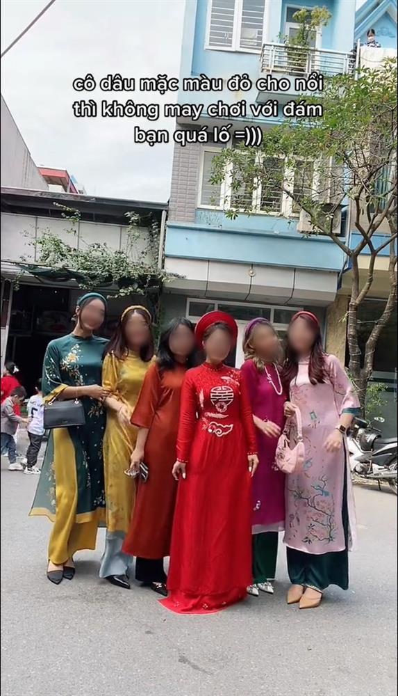 Nhóm bạn thân bị chỉ trích vì mặc lố lấn át cô dâu ngày cưới-1