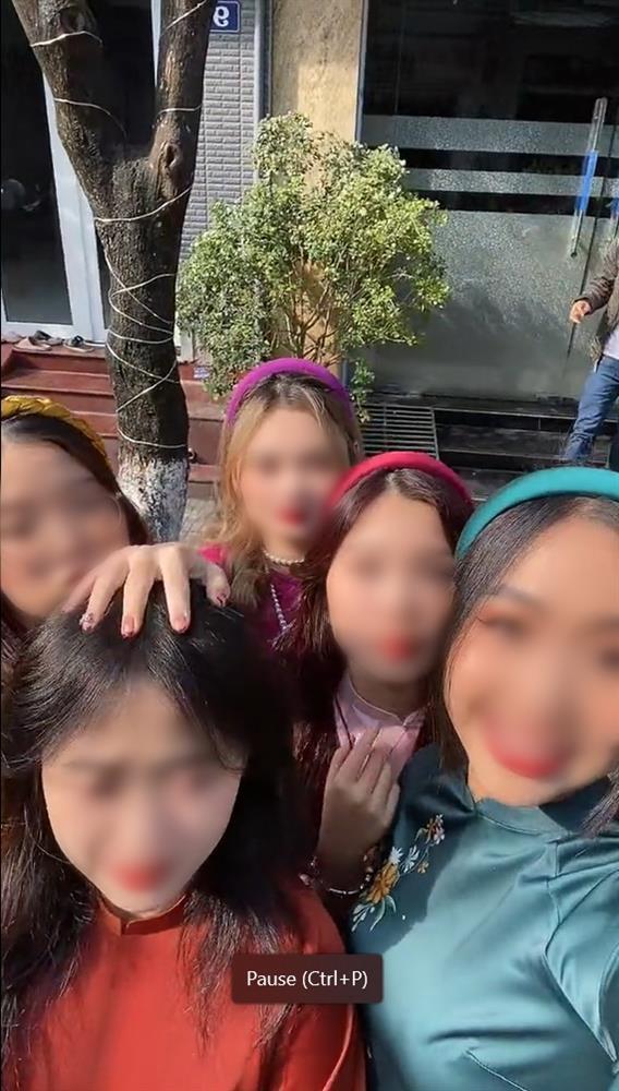 Nhóm bạn thân bị chỉ trích vì mặc lố lấn át cô dâu ngày cưới-2