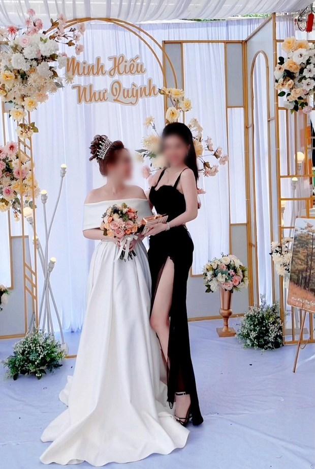 Nhóm bạn thân bị chỉ trích vì mặc lố lấn át cô dâu ngày cưới-4
