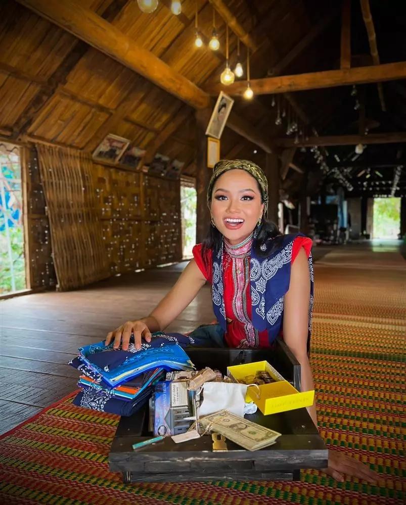 HHen Niê đáp trả nghi vấn dàn dựng clip Việt kiều tặng quà-1