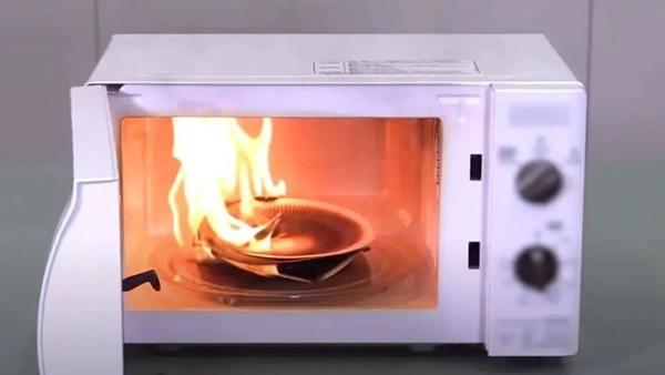 Nấu mì ăn liền với kem trứng học trên mạng, cô gái suýt làm cháy nhà-2