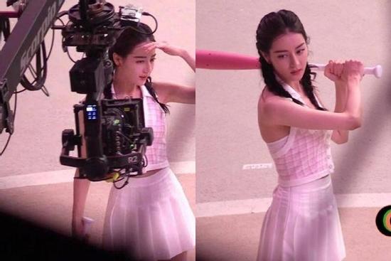 Địch Lệ Nhiệt Ba mặc váy tennis đáp trả tin mang thai