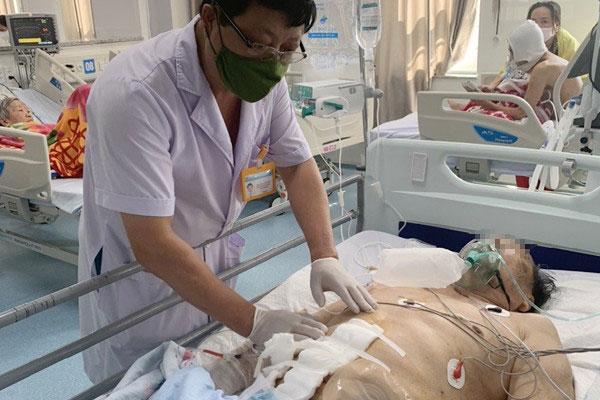 Người đàn ông bị thủng trực tràng do dùng vòi xịt sai cách-1