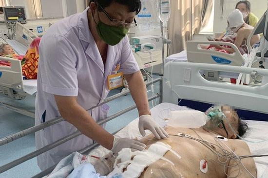 Người đàn ông bị thủng trực tràng do dùng vòi xịt sai cách
