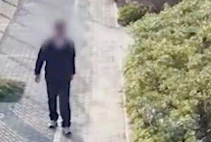 Người đàn ông đi bộ hàng chục km tìm vợ đã qua đời gây sốt mạng-1