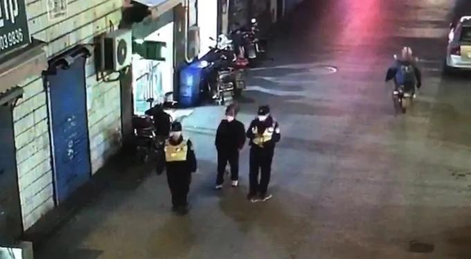 Người đàn ông đi bộ hàng chục km tìm vợ đã qua đời gây sốt mạng-2