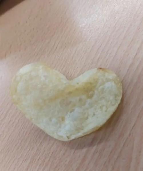 Ăn mất miếng khoai tây chiên hình trái tim, xong mới biết nó có giá 3 tỷ-1