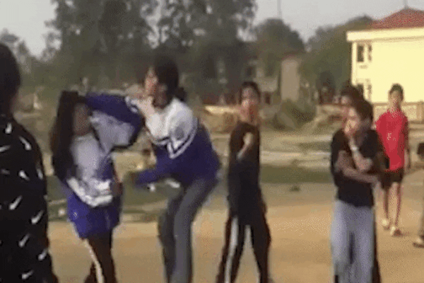 Nữ sinh lớp 6 bị đánh: Ngất lại chườm đá, mua sữa cho uống rồi đánh tiếp