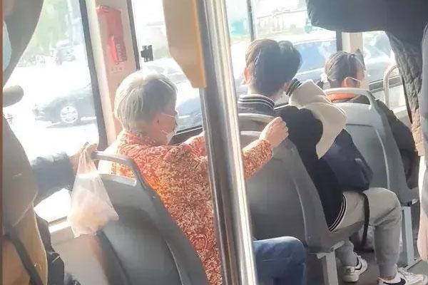Nam sinh bị lăng mạ, gọi là kẻ bán nước vì không nhường ghế cho người già trên xe buýt-1