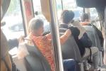 Nam sinh bị lăng mạ, gọi là 'kẻ bán nước' vì không nhường ghế cho người già trên xe buýt