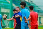 HLV Philippe Troussier mướt mồ hôi với U23 Việt Nam lúc nửa đêm-13