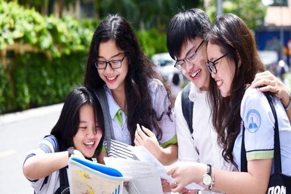 Tránh nóng mùa mất điện, học sinh ôn thi bên chậu nước đá, đốt nhang muỗi-4