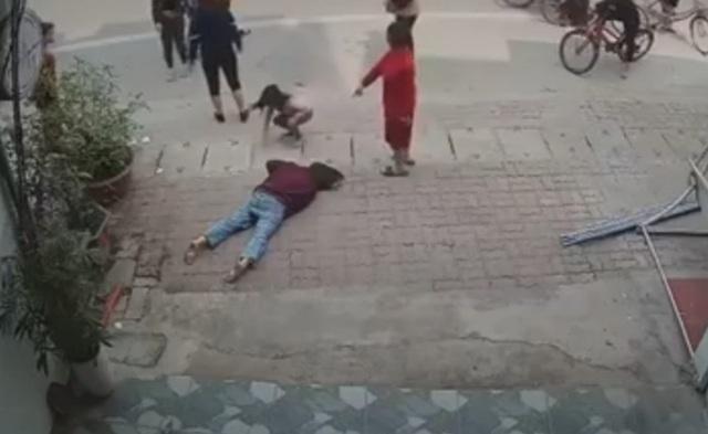 Phẫn nộ clip chủ cửa hàng bị nhóm người đánh khi đang mang thai-2