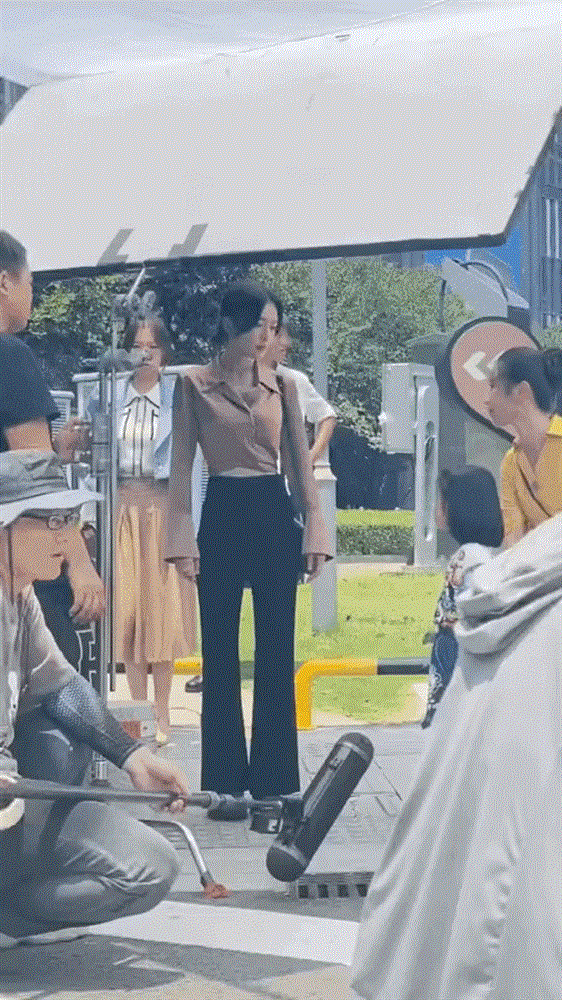 Chị đại Cbiz diện đồ bó thu hút không kém hậu bối đôi mươi-4