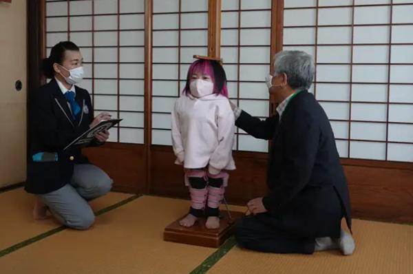 Chị em sinh đôi lệch nhau gần 1m lập kỷ lục thế giới-2