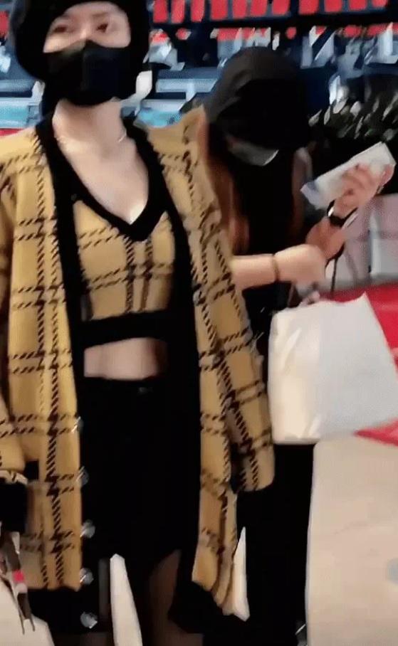 Chị đại Cbiz diện đồ bó thu hút không kém hậu bối đôi mươi-3