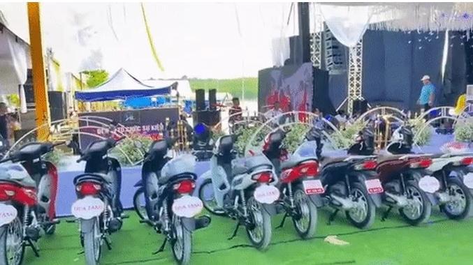 Cô dâu, chú rể gây bão mạng khi tặng nhiều xe máy cho khách dự tiệc-1