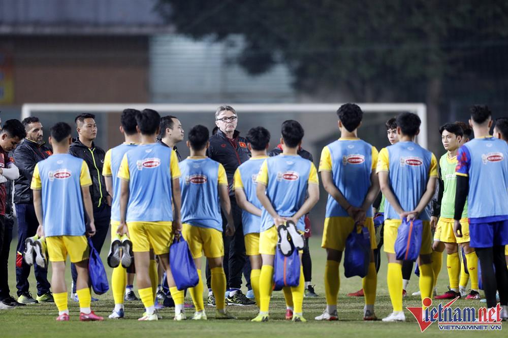 HLV Philippe Troussier mướt mồ hôi với U23 Việt Nam lúc nửa đêm-1