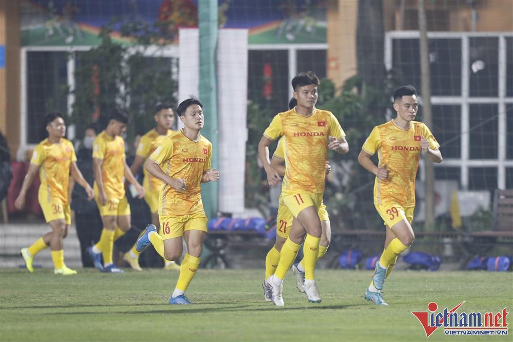 HLV Philippe Troussier mướt mồ hôi với U23 Việt Nam lúc nửa đêm-2