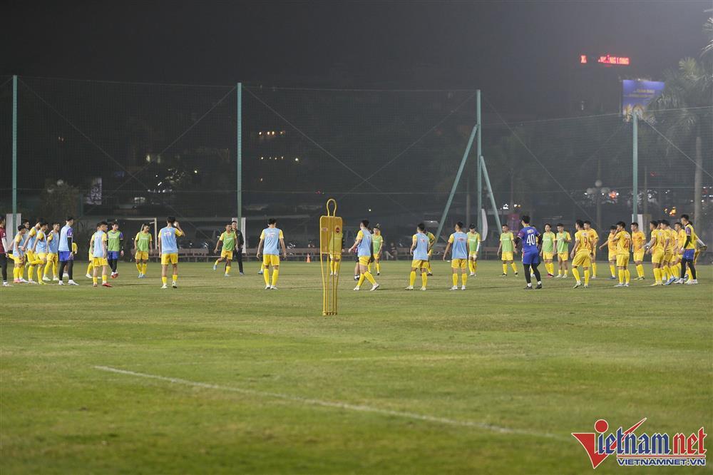 HLV Philippe Troussier mướt mồ hôi với U23 Việt Nam lúc nửa đêm-4